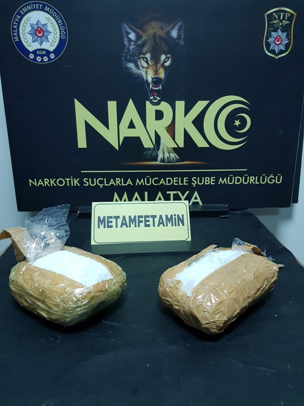 Minibüsün tavanında 1 kilo metamfetamin ele geçirildi; 3 gözaltı