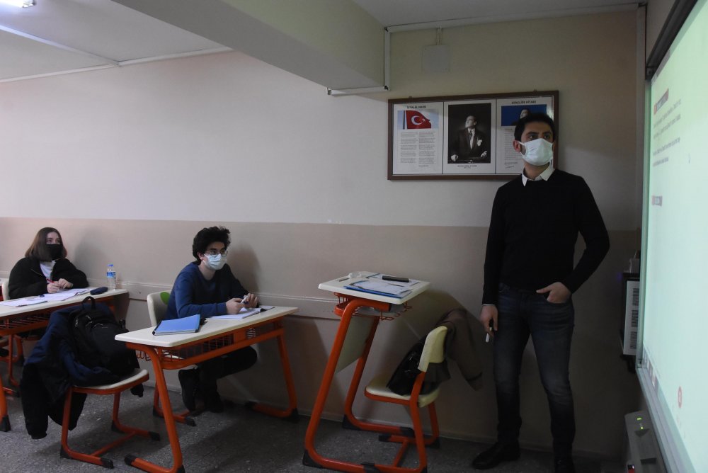 Resmi okullardaki destekleme ve yetiştirme kurslarında yüz yüze eğitim başladı.