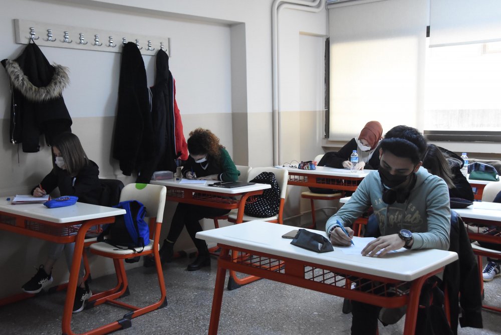 Resmi okullardaki destekleme ve yetiştirme kurslarında yüz yüze eğitim başladı.