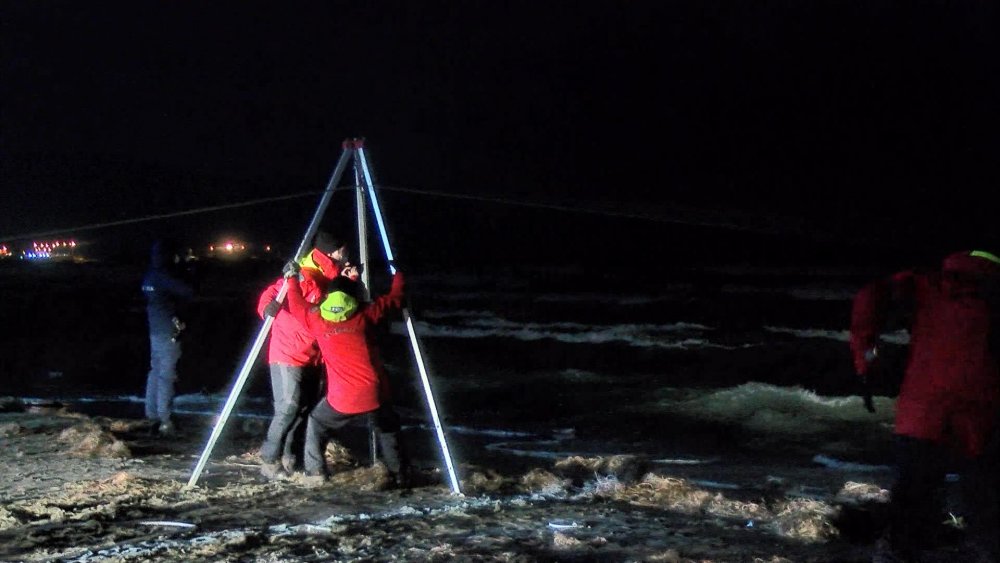 Silivri'de, römorkör ile bağlantısı kopan duba karaya oturdu