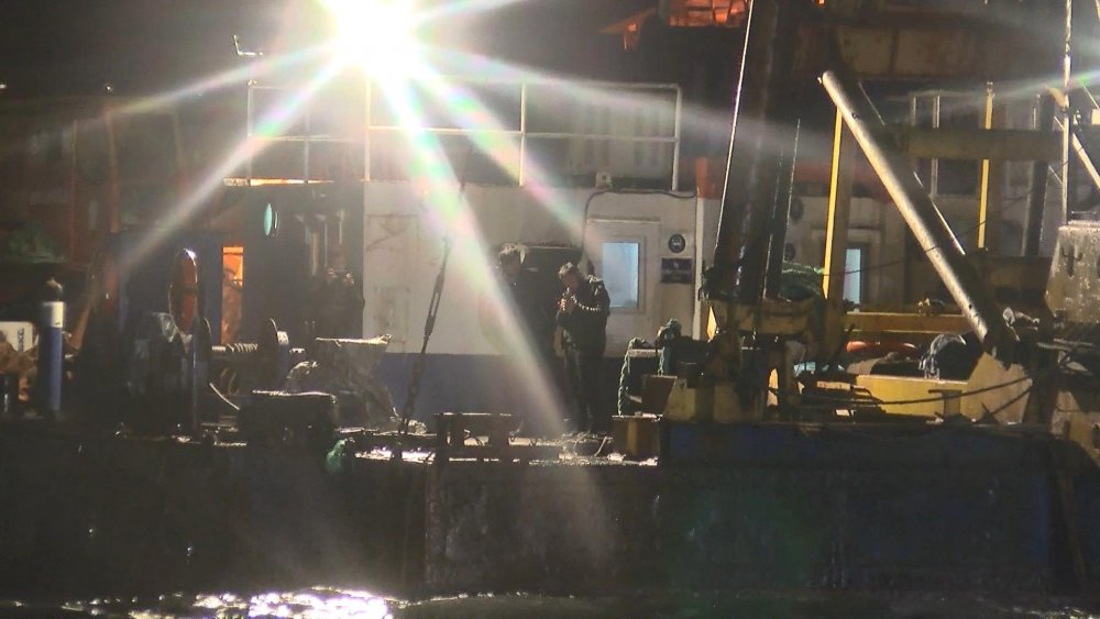 Silivri'de, römorkör ile bağlantısı kopan duba karaya oturdu