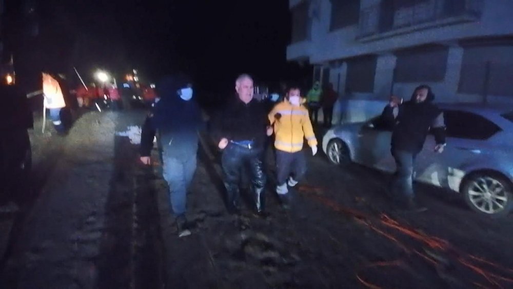 Silivri'de, römorkör ile bağlantısı kopan duba karaya oturdu