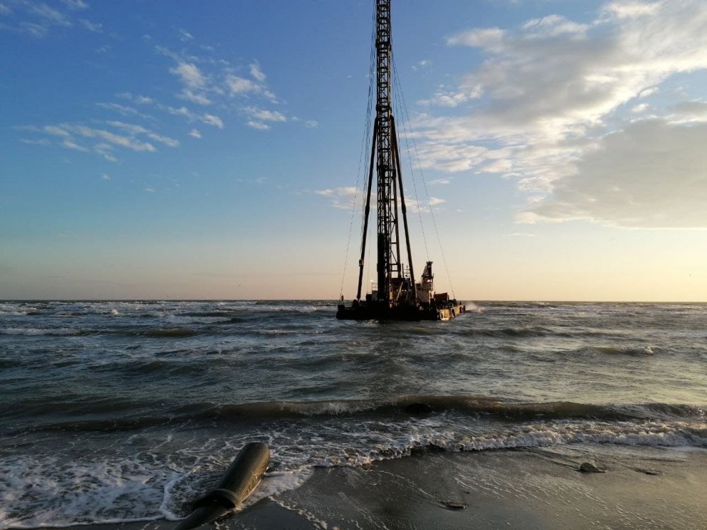 Silivri'de römorkör yedeğindeki duba koparak karaya oturdu