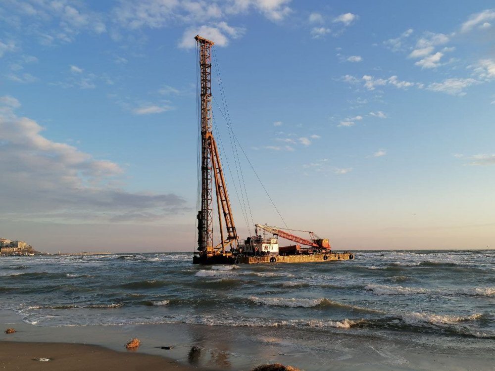 Silivri'de römorkör yedeğindeki duba koparak karaya oturdu