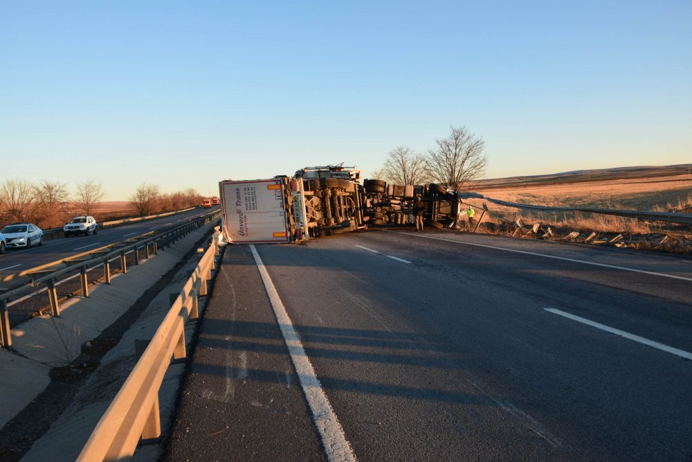 TIR'ın devrildiği yol, 2 saat ulaşıma kapandı