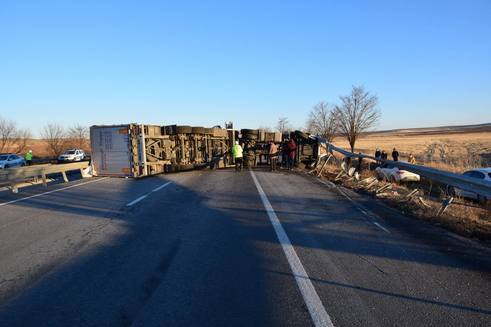 TIR'ın devrildiği yol, 2 saat ulaşıma kapandı