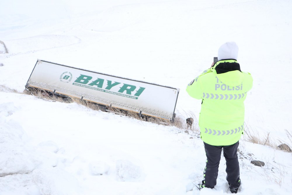 Uçuruma sürüklenen TIR'ın sürücüsü yola dönmekte zorlanınca gazeteciler yardım etti