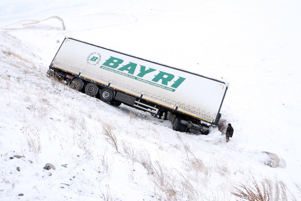 Uçuruma sürüklenen TIR'ın sürücüsü yola dönmekte zorlanınca gazeteciler yardım etti