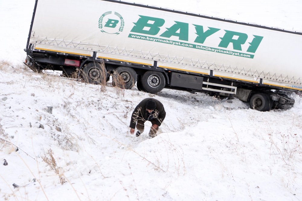 Uçuruma sürüklenen TIR'ın sürücüsü yola dönmekte zorlanınca gazeteciler yardım etti