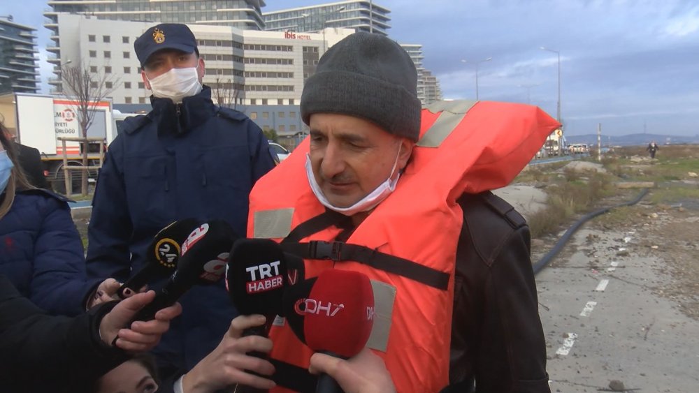 Zeytinburnu'nda karaya oturan gemideki mürettebat 'varagele' yöntemiyle kurtarıldı