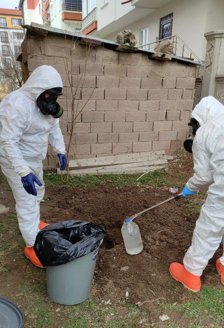 Aksaray’da toprağa gömülü 11 bidon bulundu; içindeki sıvılar laboratuvarda incelenecek