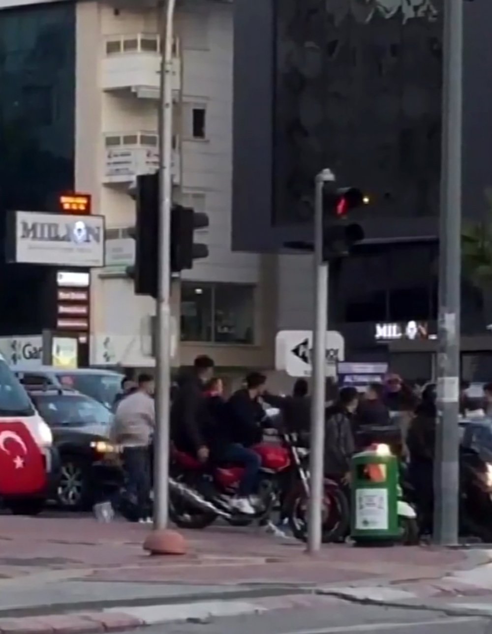 Asker uğurlamada 'koronavirüs' yine unutuldu