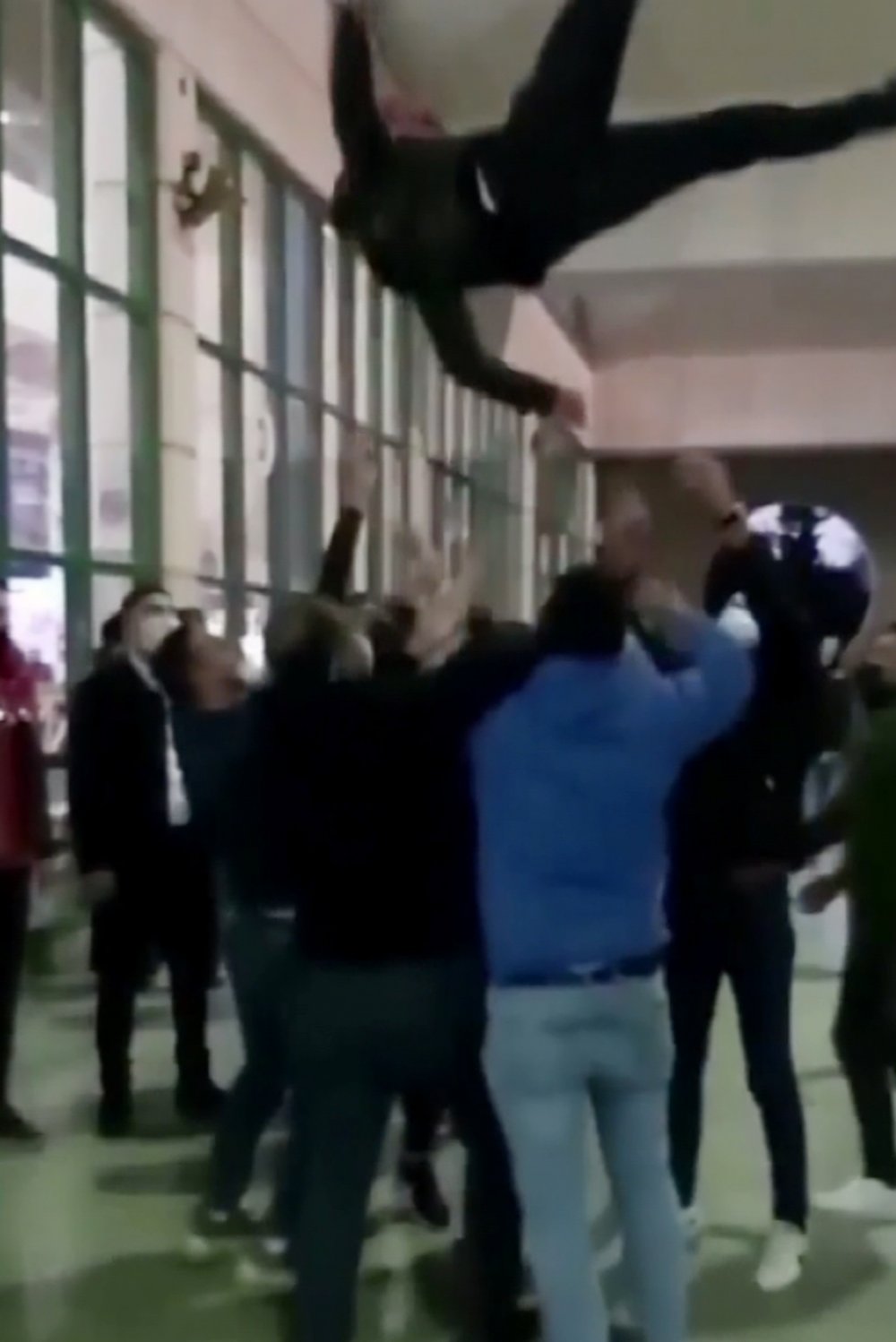 Asker uğurlamada 'koronavirüs' yine unutuldu