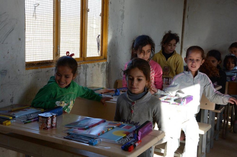 Barış Pınarı bölgesindeki çocuklara gıda ve kırtasiye yardımı