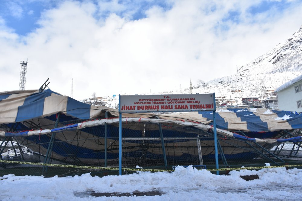 Beytüşşebap'ın tek halı sahasının çatısı, biriken karla çöktü