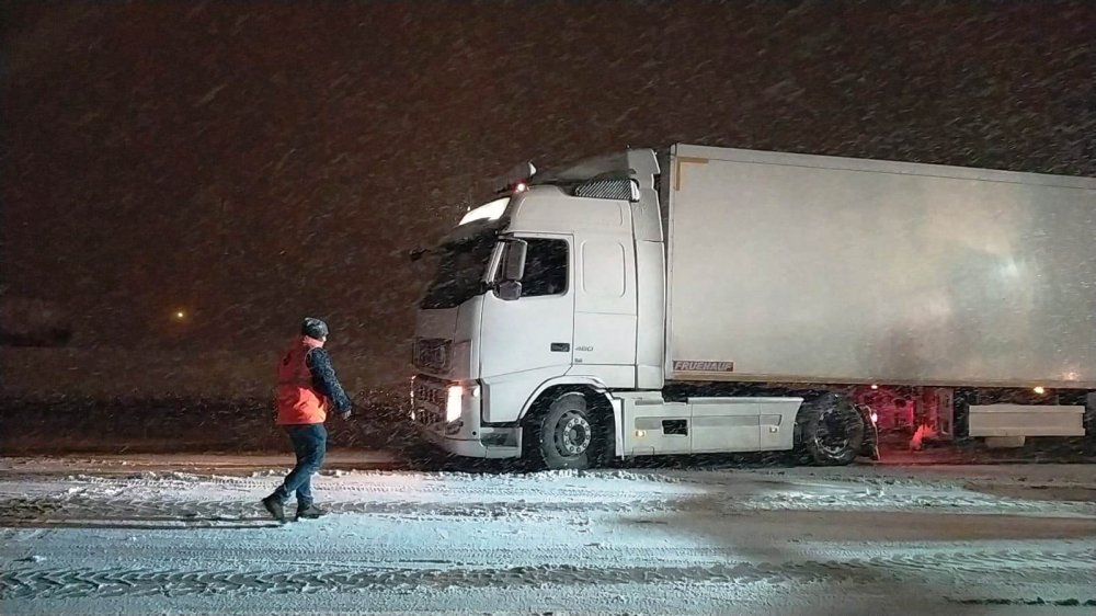 Bitlis'te kar ve tipi nedeniyle yolda kalan TIR'lar, ekiplerin müdahalesi ile çıkarıldı