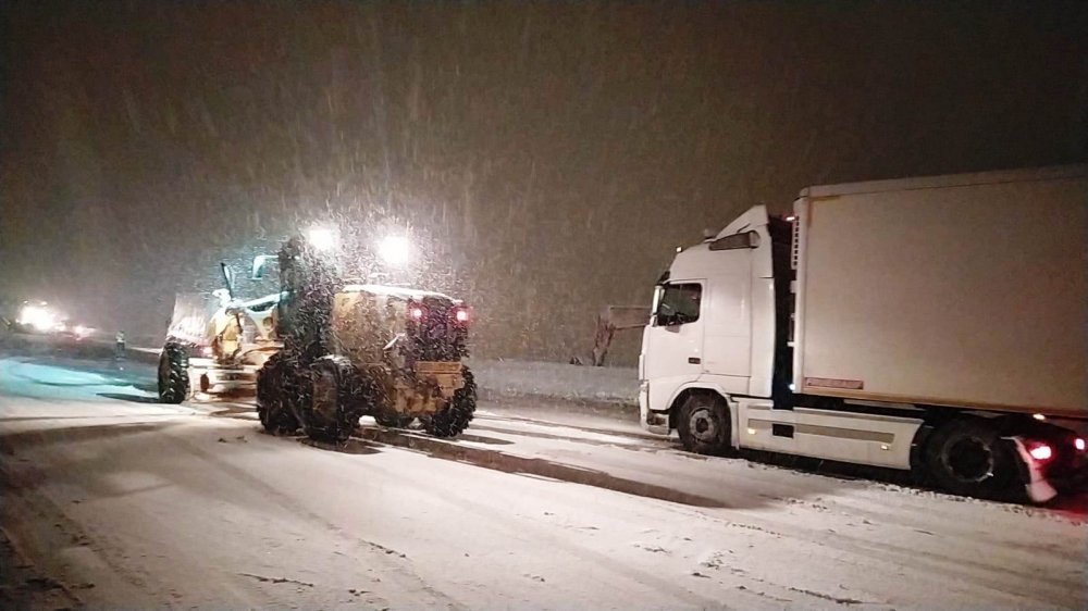 Bitlis'te kar ve tipi nedeniyle yolda kalan TIR'lar, ekiplerin müdahalesi ile çıkarıldı