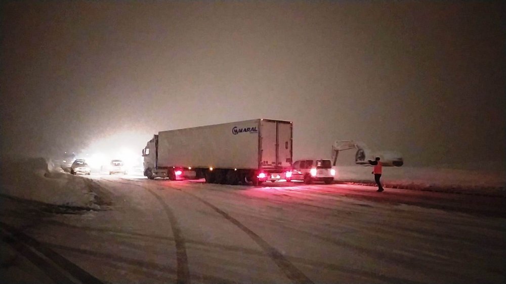 Bitlis'te kar ve tipi nedeniyle yolda kalan TIR'lar, ekiplerin müdahalesi ile çıkarıldı