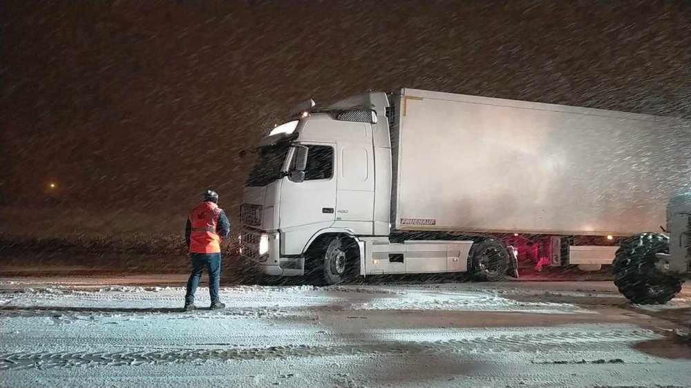Bitlis'te kar ve tipi nedeniyle yolda kalan TIR'lar, ekiplerin müdahalesi ile çıkarıldı
