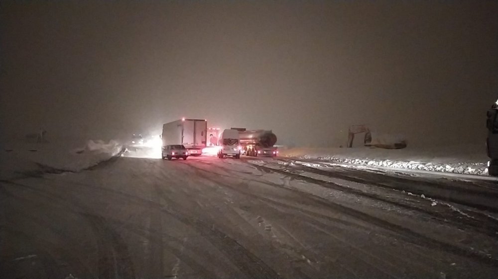 Bitlis'te kar ve tipi nedeniyle yolda kalan TIR'lar, ekiplerin müdahalesi ile çıkarıldı