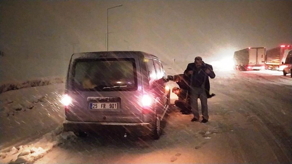 Bitlis'te kar ve tipi nedeniyle yolda kalan TIR'lar, ekiplerin müdahalesi ile çıkarıldı