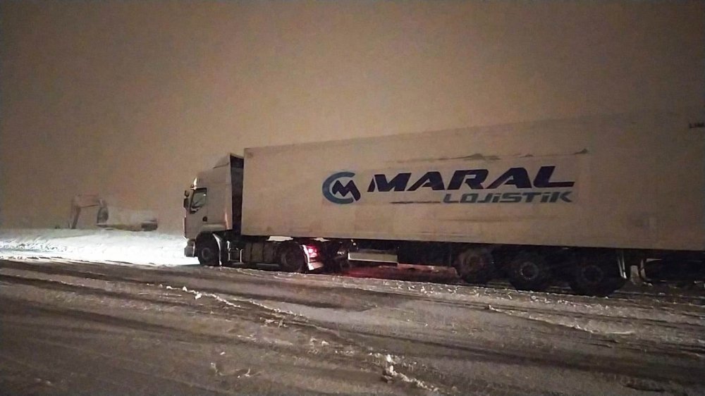 Bitlis'te kar ve tipi nedeniyle yolda kalan TIR'lar, ekiplerin müdahalesi ile çıkarıldı