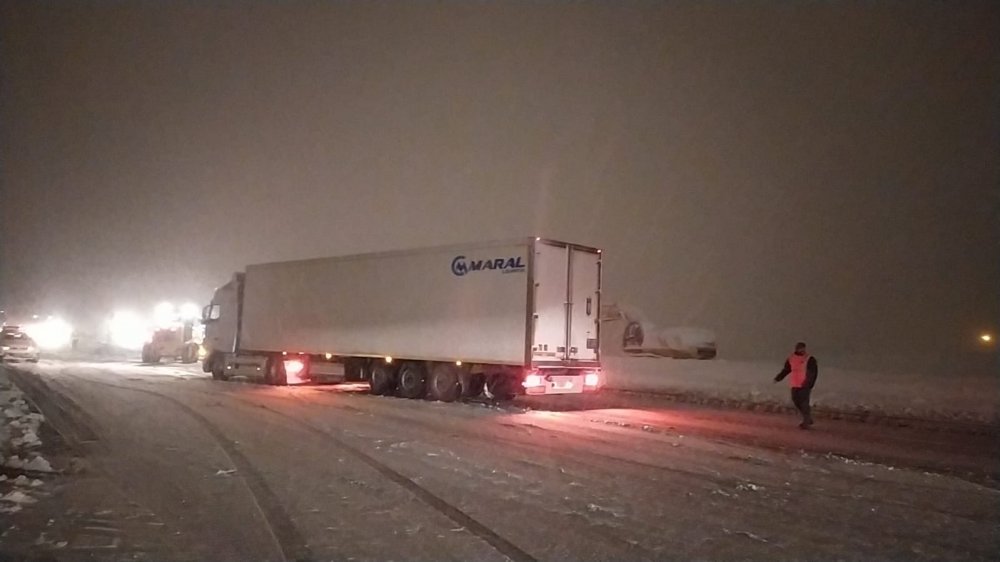 Bitlis'te kar ve tipi nedeniyle yolda kalan TIR'lar, ekiplerin müdahalesi ile çıkarıldı