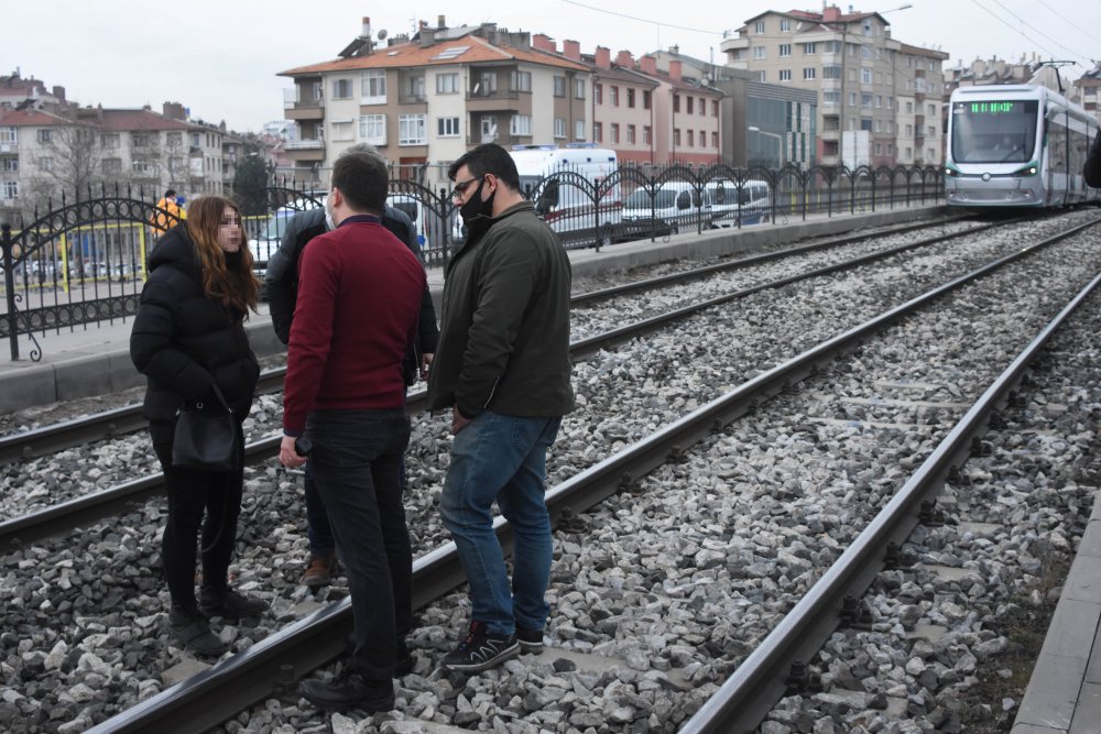 Cezaevindeki sevgilisini göremediğini iddia edip tramvay hattına girdi