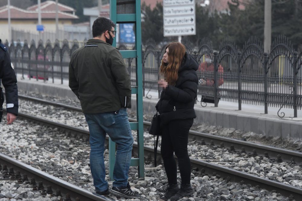 Cezaevindeki sevgilisini göremediğini iddia edip tramvay hattına girdi