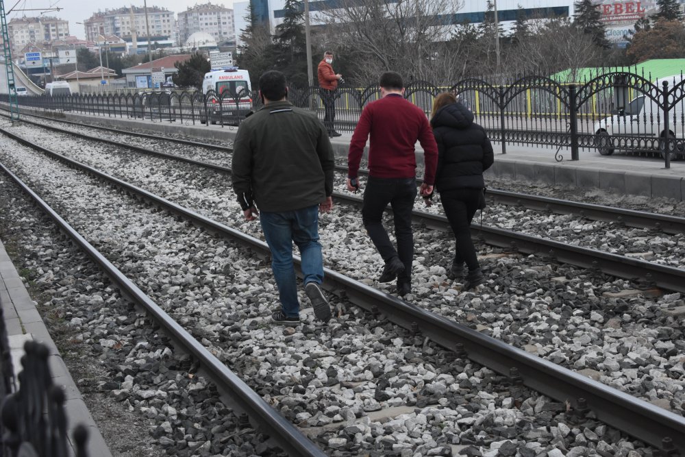 Cezaevindeki sevgilisini göremediğini iddia edip tramvay hattına girdi