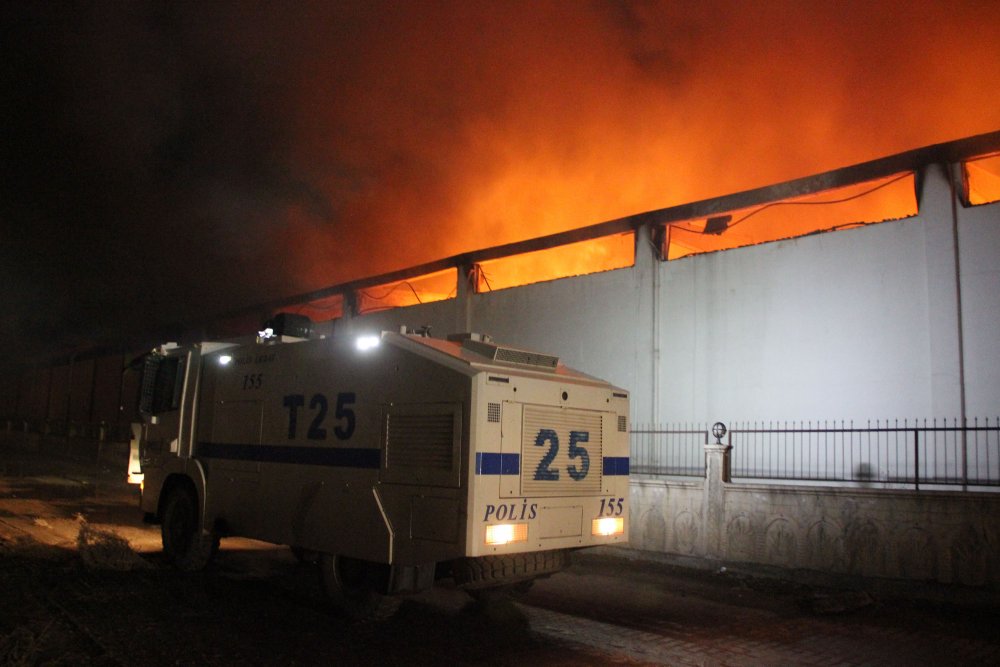 Diyarbakır'da TOMA'ların da müdahale ettiği boya deposundaki yangın korkuttu