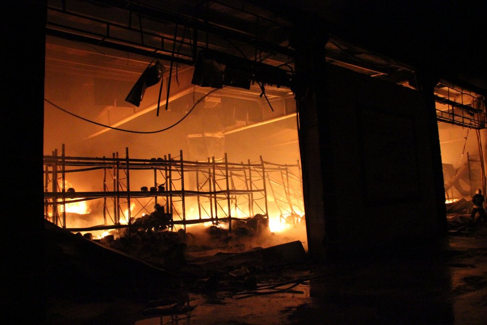Diyarbakır'da TOMA'ların da müdahale ettiği boya deposundaki yangın korkuttu