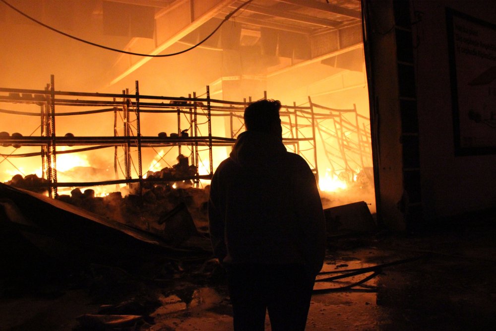 Diyarbakır'da TOMA'ların da müdahale ettiği boya deposundaki yangın korkuttu