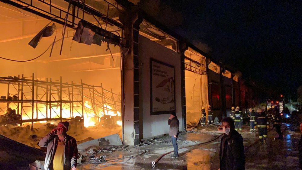 Diyarbakır'da TOMA'ların da müdahale ettiği boya deposundaki yangın korkuttu