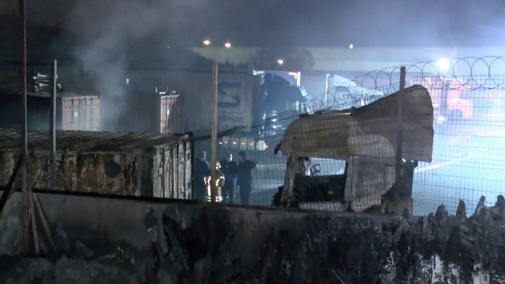 Esenyurt'ta plastik sandalye fabrikasında yangın