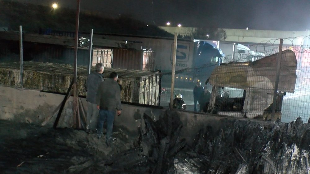 Esenyurt'ta plastik sandalye fabrikasında yangın