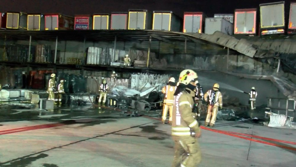 Esenyurt'ta plastik sandalye fabrikasında yangın