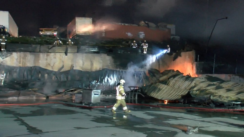 Esenyurt'ta plastik sandalye fabrikasında yangın