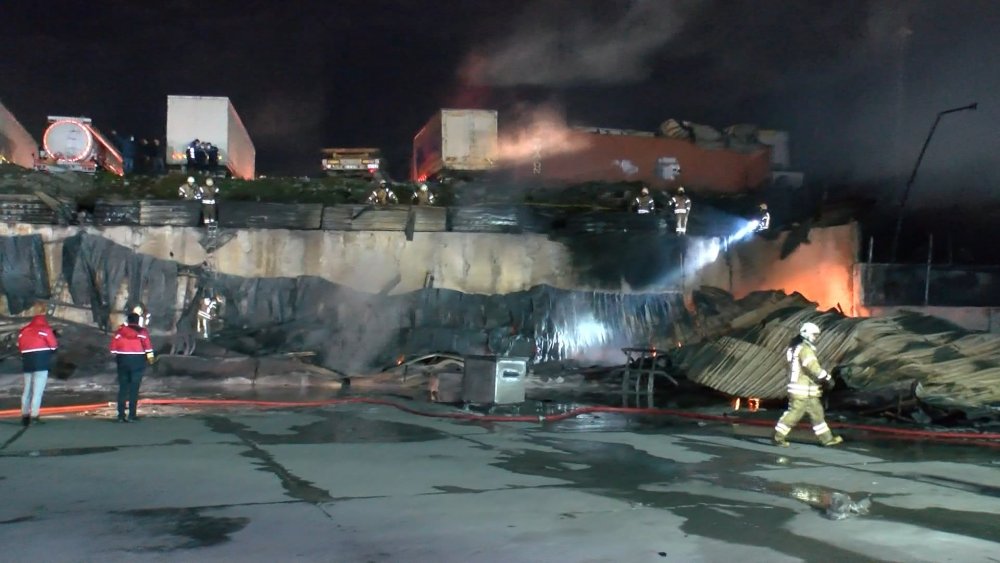 Esenyurt'ta plastik sandalye fabrikasında yangın