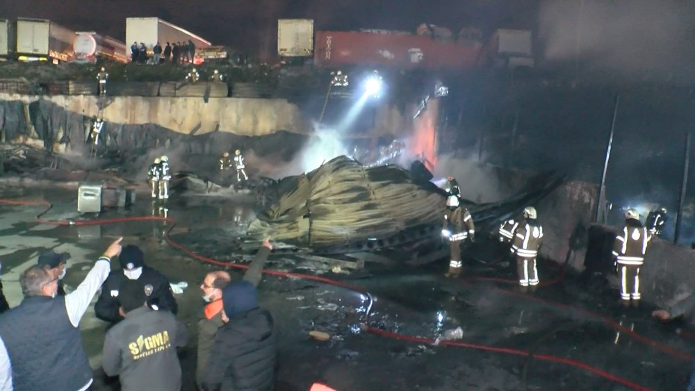 Esenyurt'ta plastik sandalye fabrikasında yangın