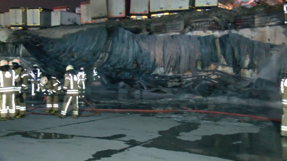 Esenyurt'ta plastik sandalye fabrikasında yangın