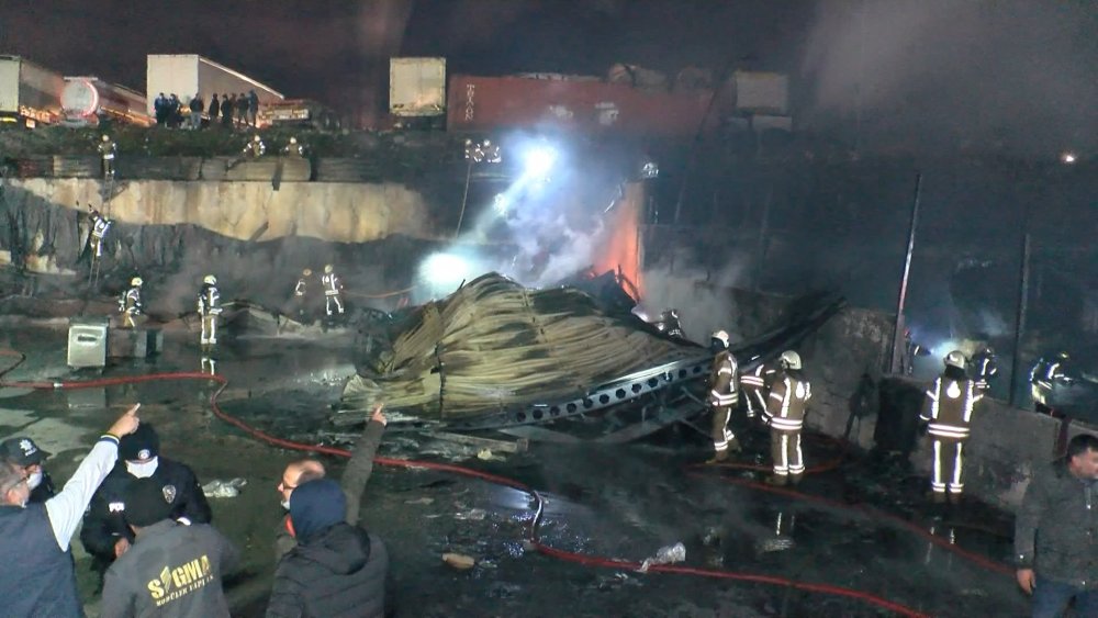 Esenyurt'ta plastik sandalye fabrikasında yangın