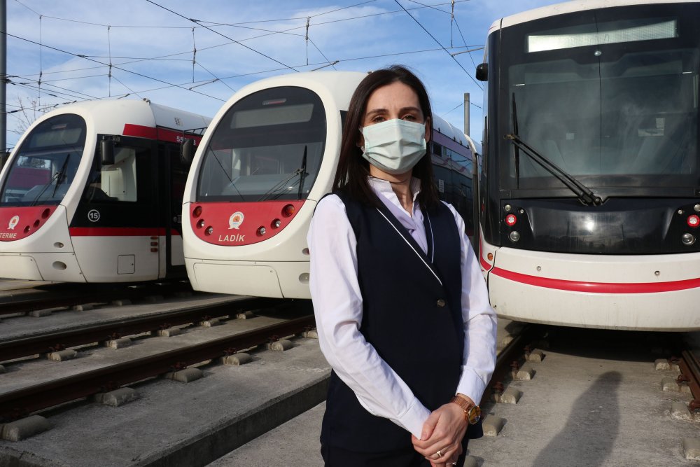 Fenalaşıp tramvay raylarına düşen kadın, makinistin dikkati sayesinde kurtuldu