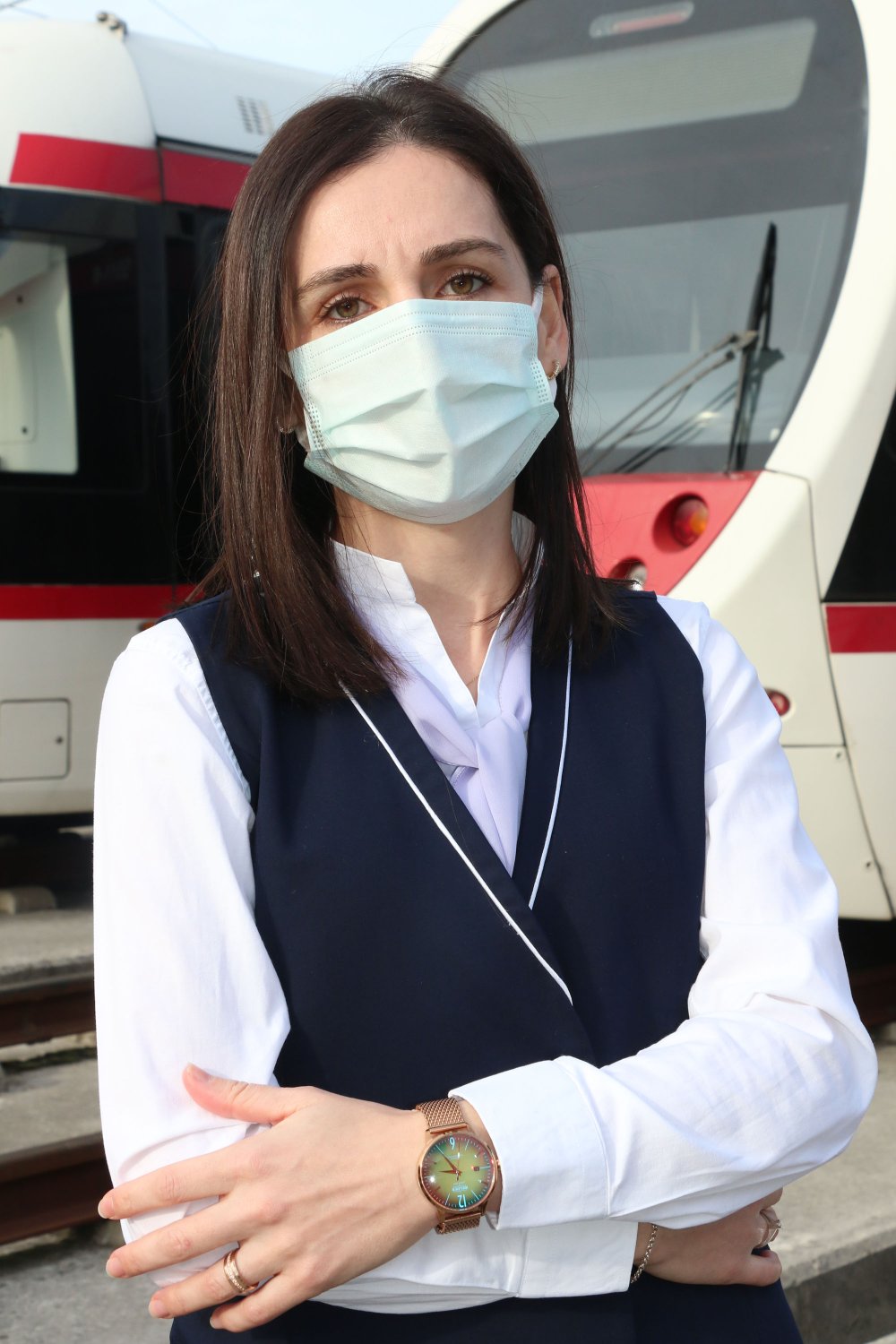 Fenalaşıp tramvay raylarına düşen kadın, makinistin dikkati sayesinde kurtuldu