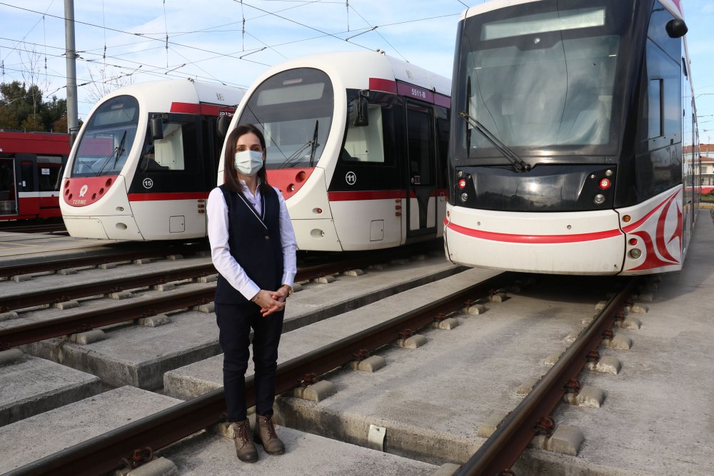 Fenalaşıp tramvay raylarına düşen kadın, makinistin dikkati sayesinde kurtuldu