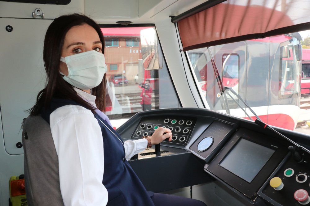 Fenalaşıp tramvay raylarına düşen kadın, makinistin dikkati sayesinde kurtuldu