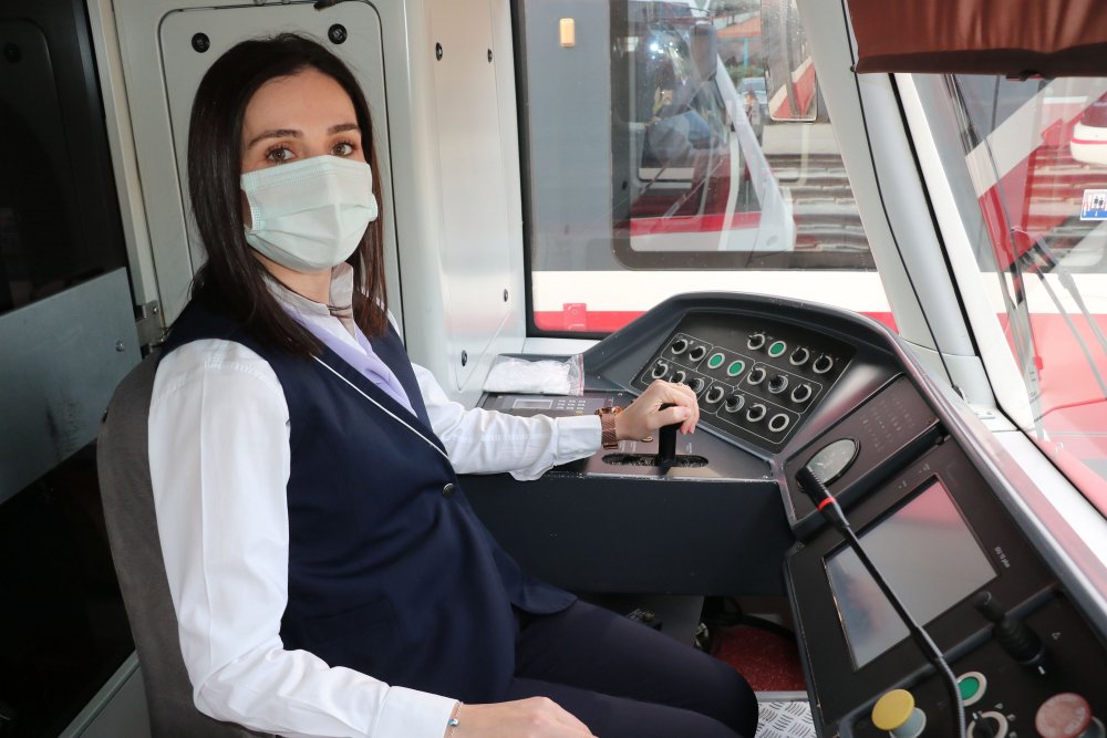 Fenalaşıp tramvay raylarına düşen kadın, makinistin dikkati sayesinde kurtuldu