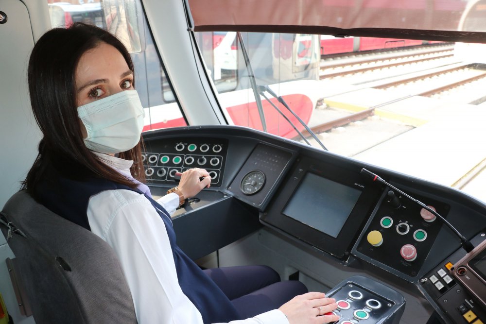Fenalaşıp tramvay raylarına düşen kadın, makinistin dikkati sayesinde kurtuldu