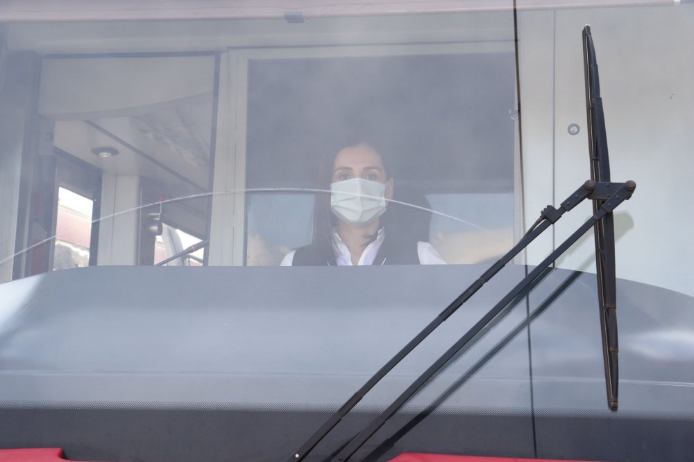 Fenalaşıp tramvay raylarına düşen kadın, makinistin dikkati sayesinde kurtuldu