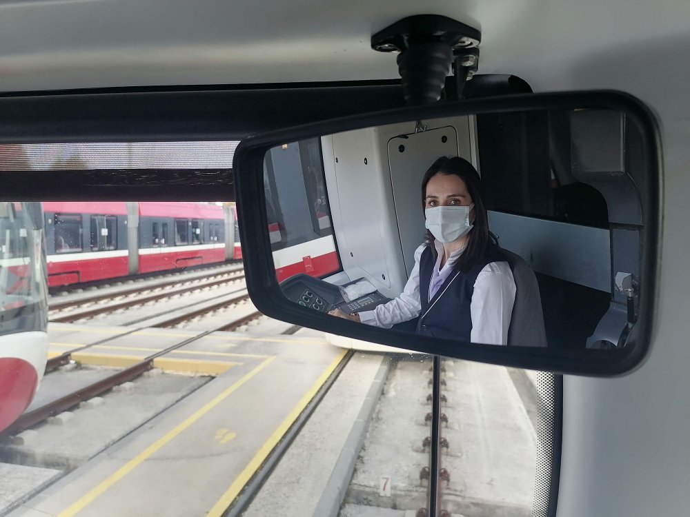 Fenalaşıp tramvay raylarına düşen kadın, makinistin dikkati sayesinde kurtuldu